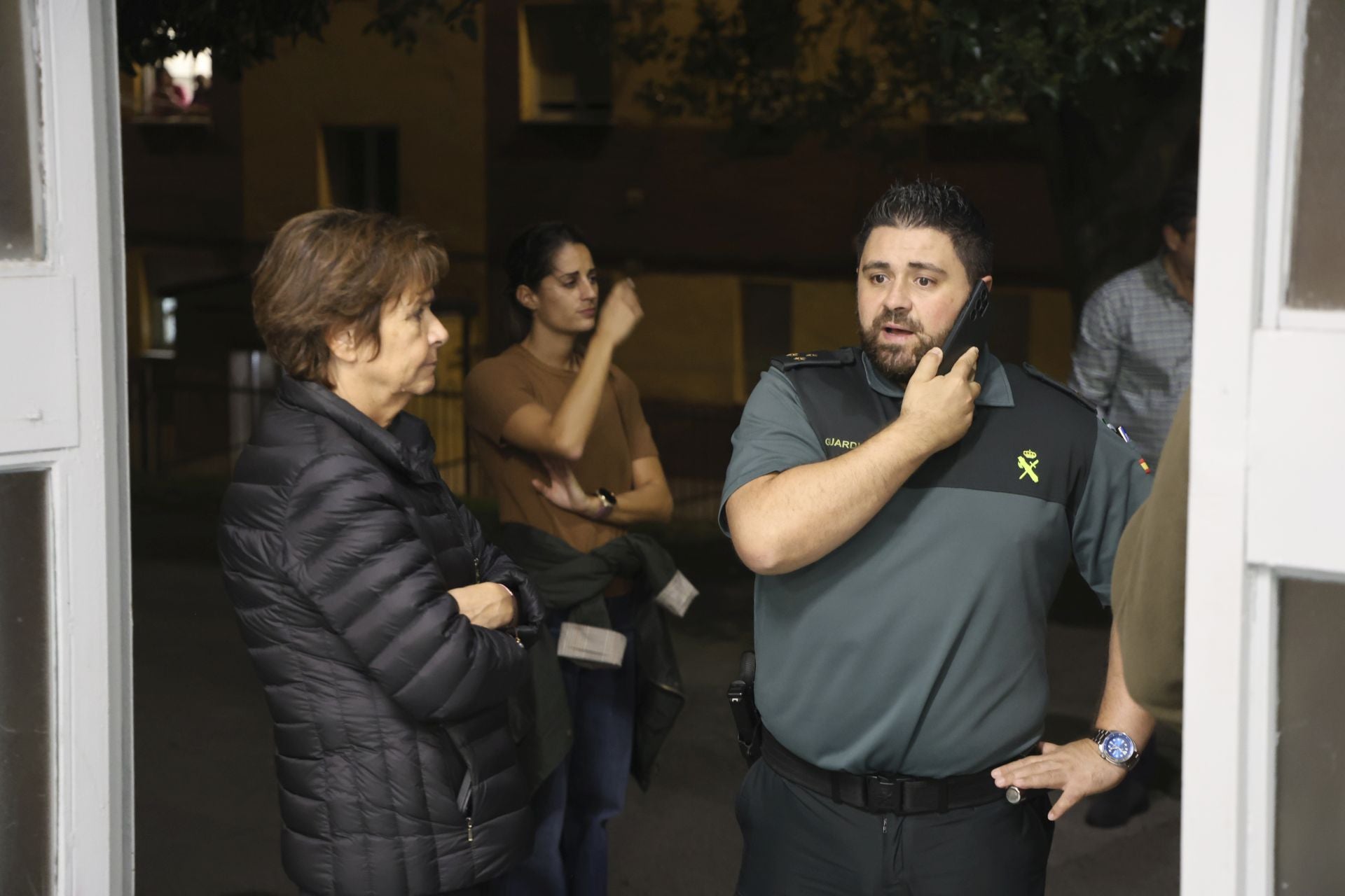 Vecinos desalojados y olor a quemado en todo Gijón: las imágenes del fuego en el Monte Areo