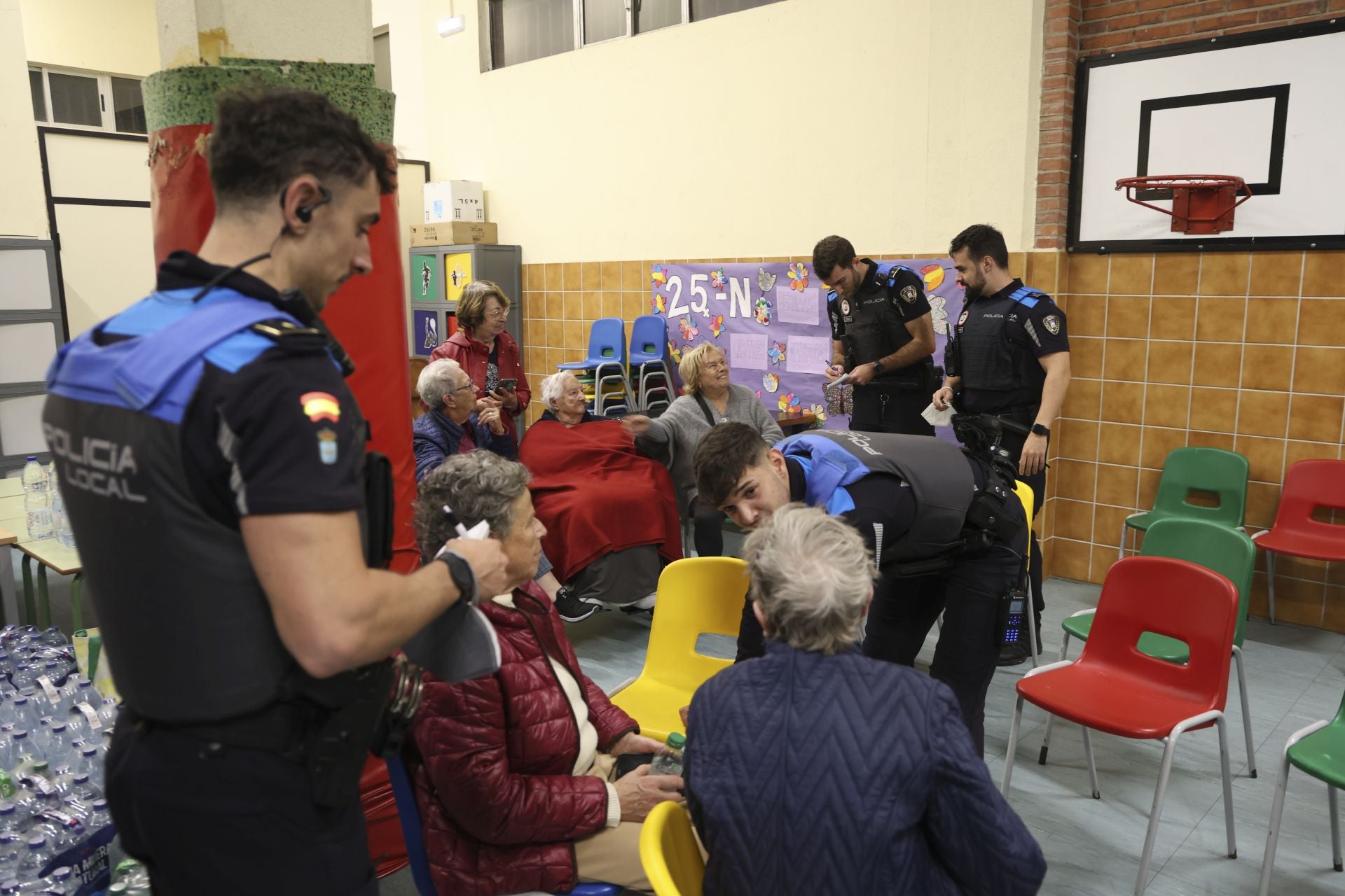 Vecinos desalojados y olor a quemado en todo Gijón: las imágenes del fuego en el Monte Areo