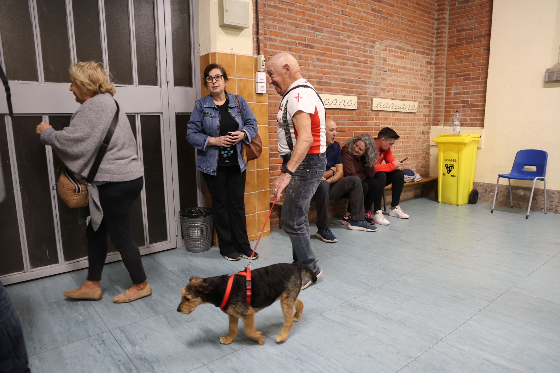 Vecinos desalojados y olor a quemado en todo Gijón: las imágenes del fuego en el Monte Areo