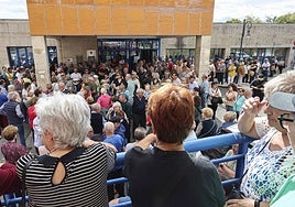 Concentración vecinal ante el centro de salud de Lugones, protestando por la falta de médicos.