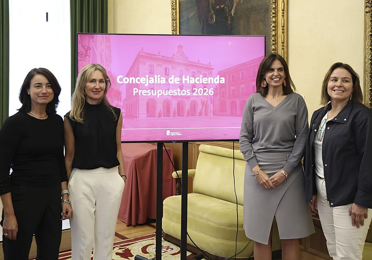 Candelaría Pereira, Sonia Peña, María Mitre y Sonia Monestina, este miércoles, en el Salón de Recepciones del Ayuntamiento de Gijón.
