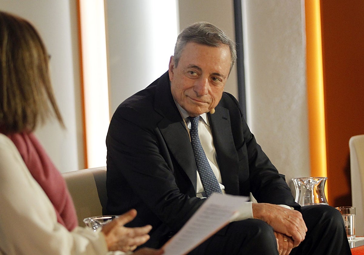 El expresidente del Banco Central Europeo, Mario Draghi, ayer, durante su encuentro con estudiantes y profesores de la Universidad de Oviedo.