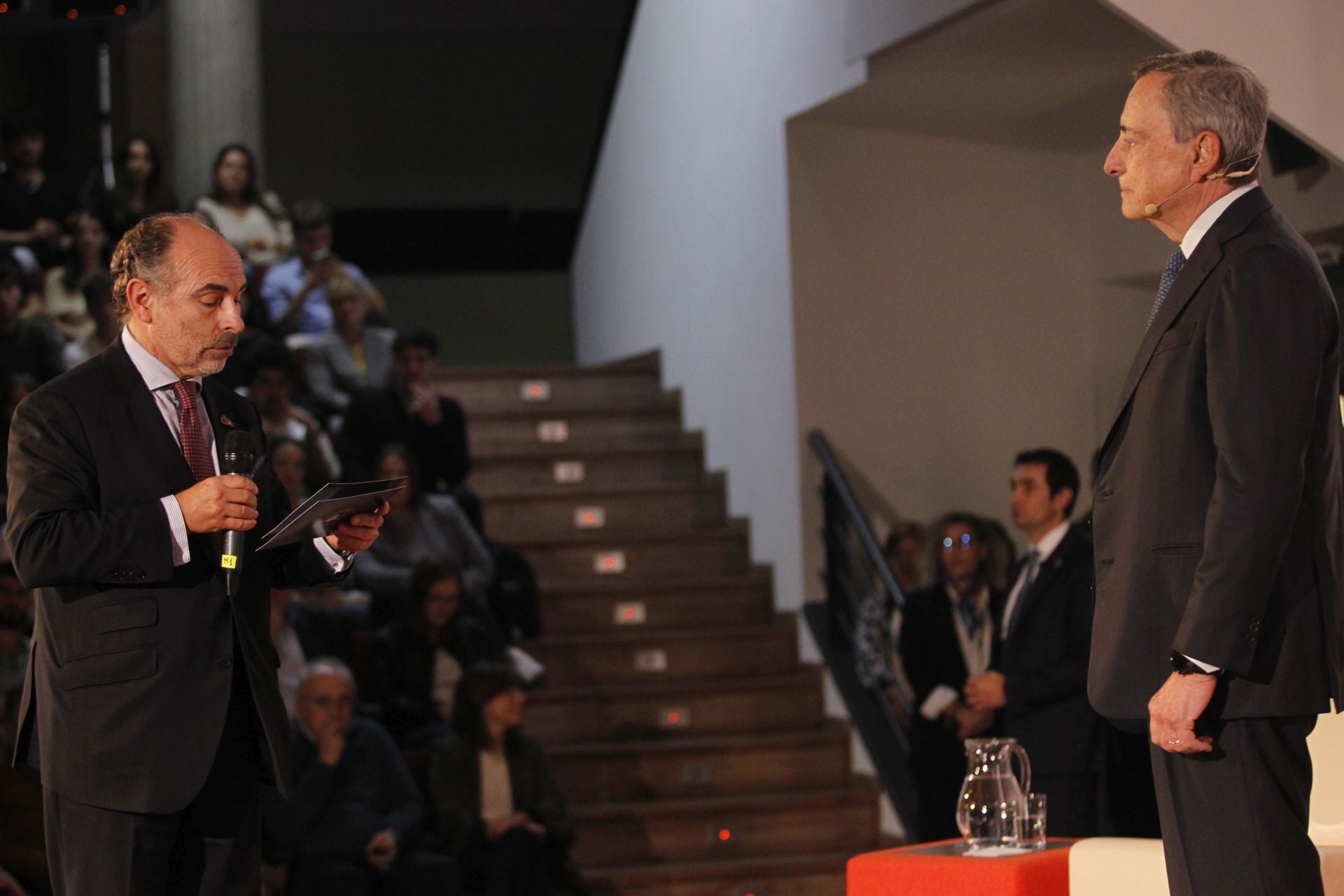 Mario Draghi mantiene un encuentro con el público en la facultad de Económicas