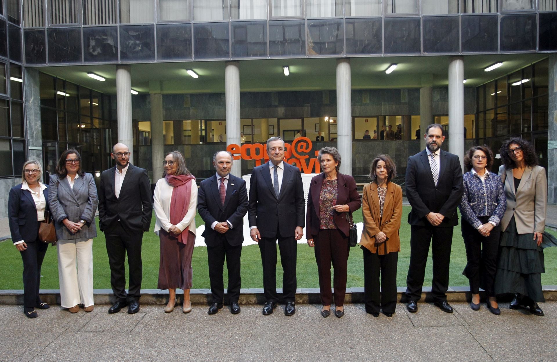 Mario Draghi mantiene un encuentro con el público en la facultad de Económicas