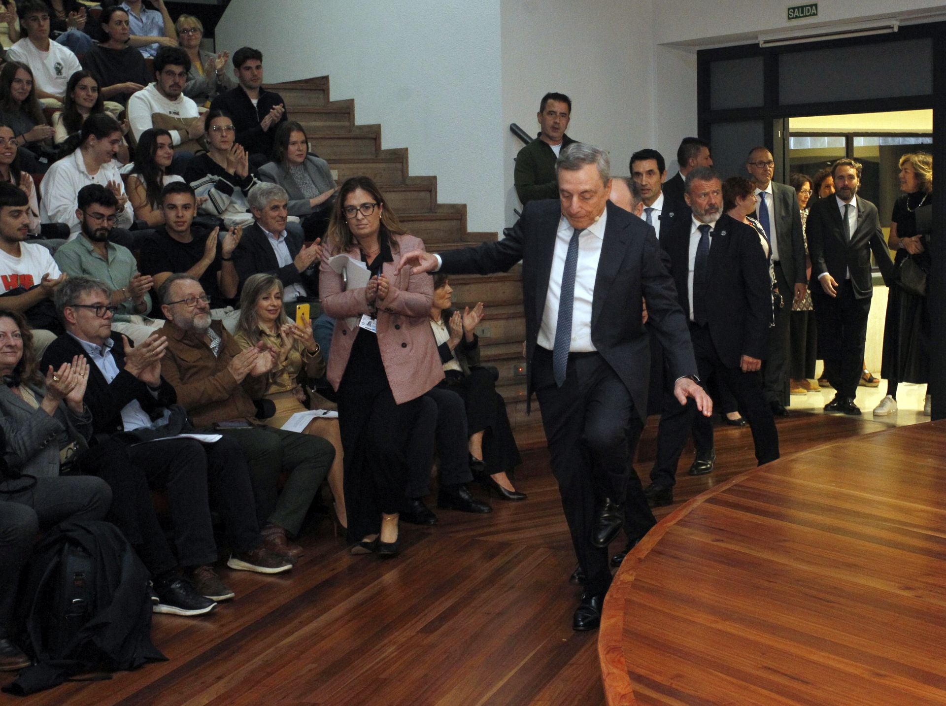 Mario Draghi mantiene un encuentro con el público en la facultad de Económicas