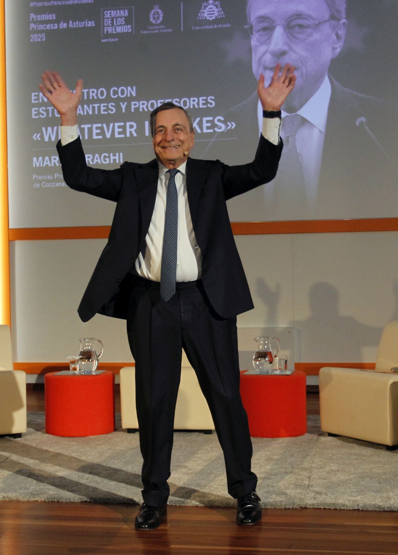 Mario Draghi mantiene un encuentro con el público en la facultad de Económicas