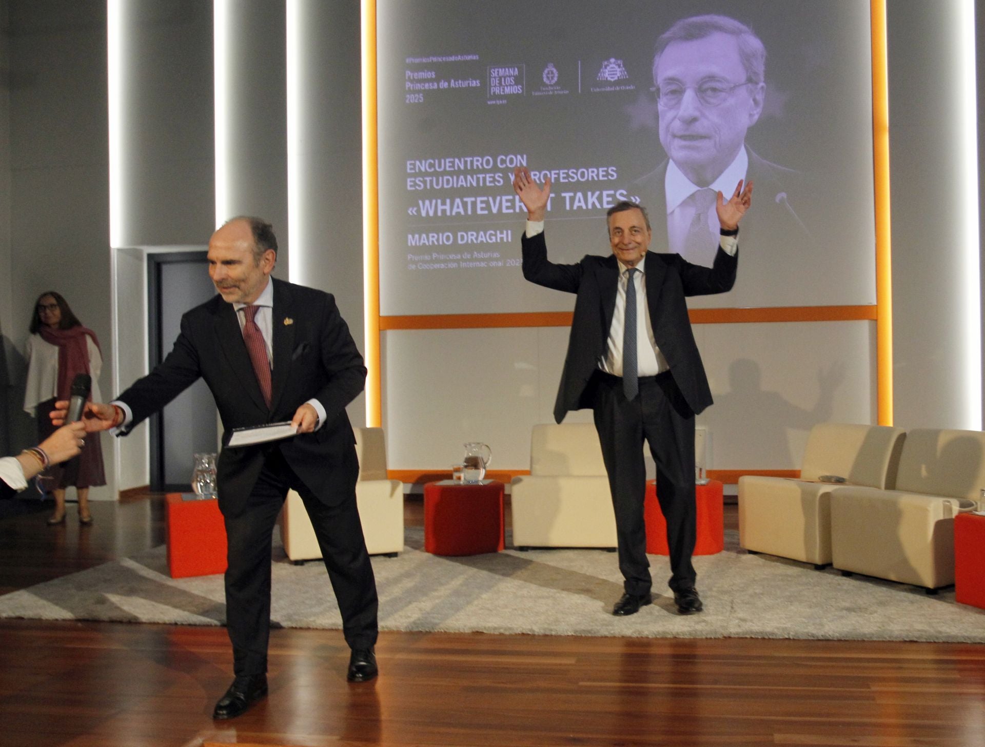 Mario Draghi mantiene un encuentro con el público en la facultad de Económicas