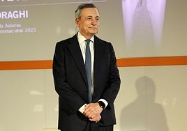 Mario Draghi mantiene un encuentro con el público en la facultad de Económicas