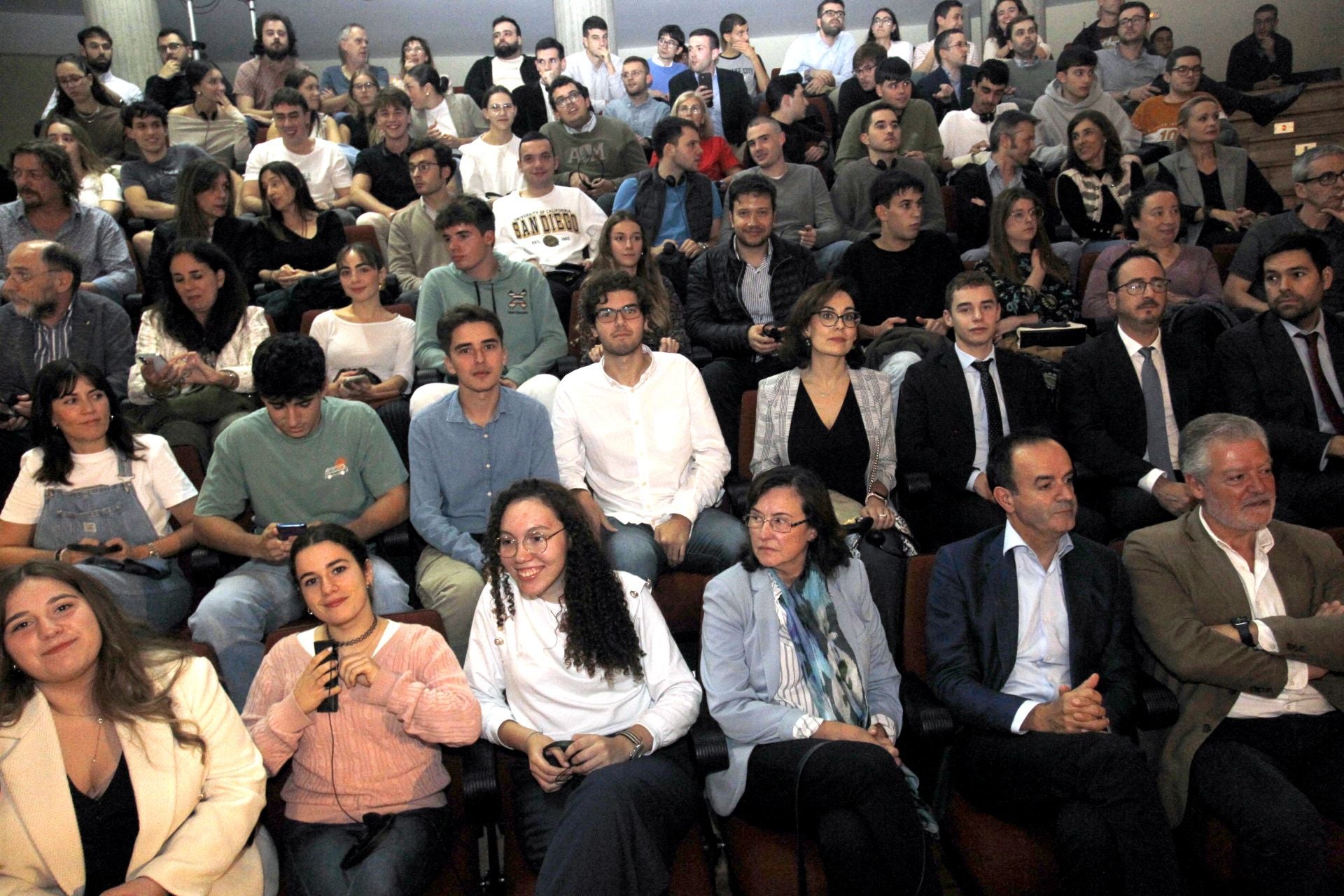 Mario Draghi mantiene un encuentro con el público en la facultad de Económicas