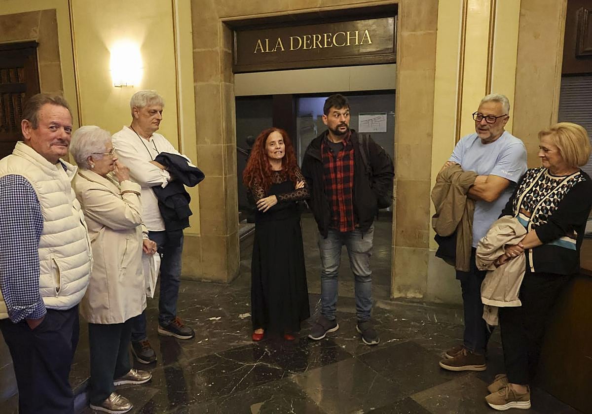 La concejala Ana Solís y el historiador Pablo Martínez Corral, con alguna de las familias.