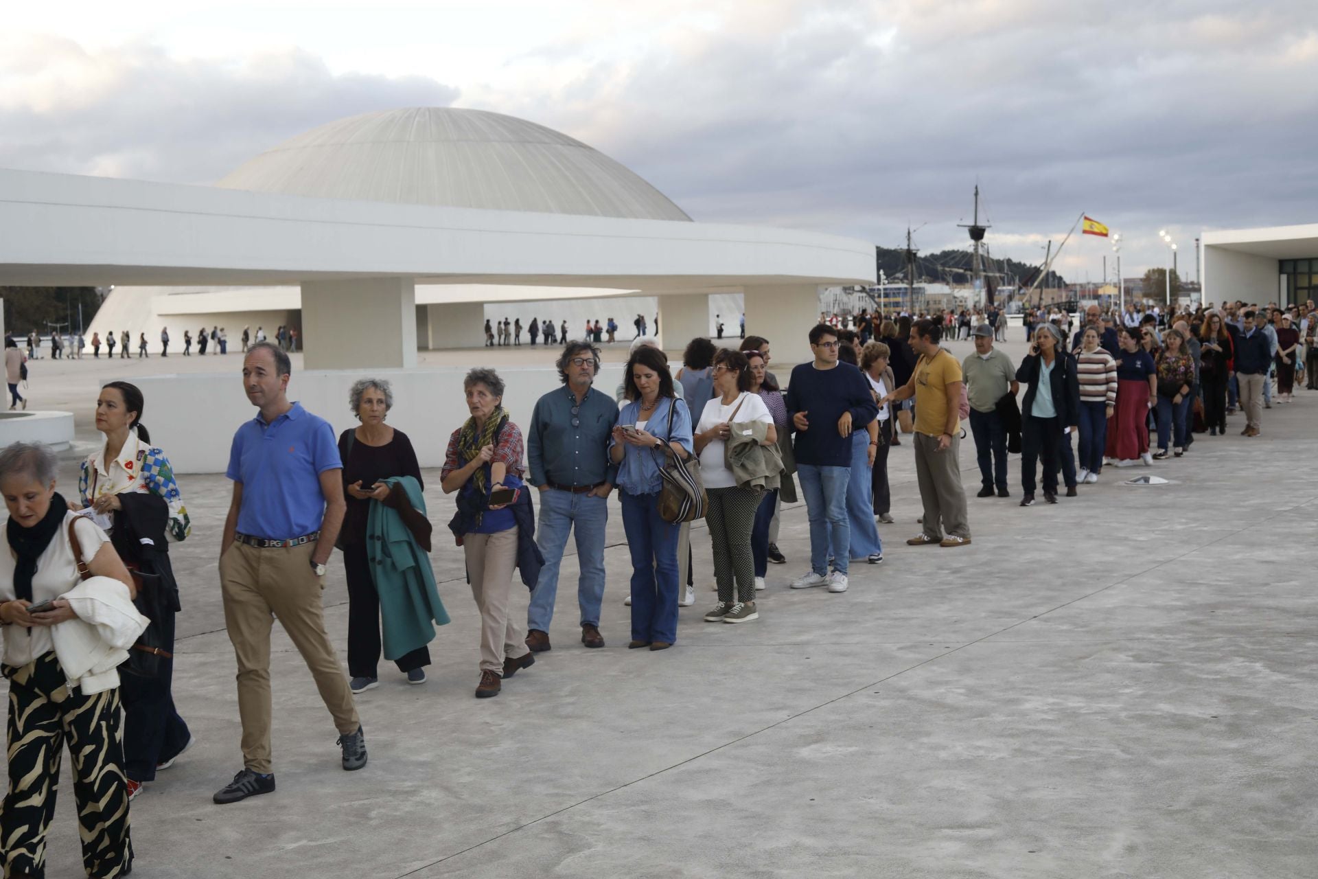 Encuentro con el público de Eduardo Mendoza en el Niemeyer