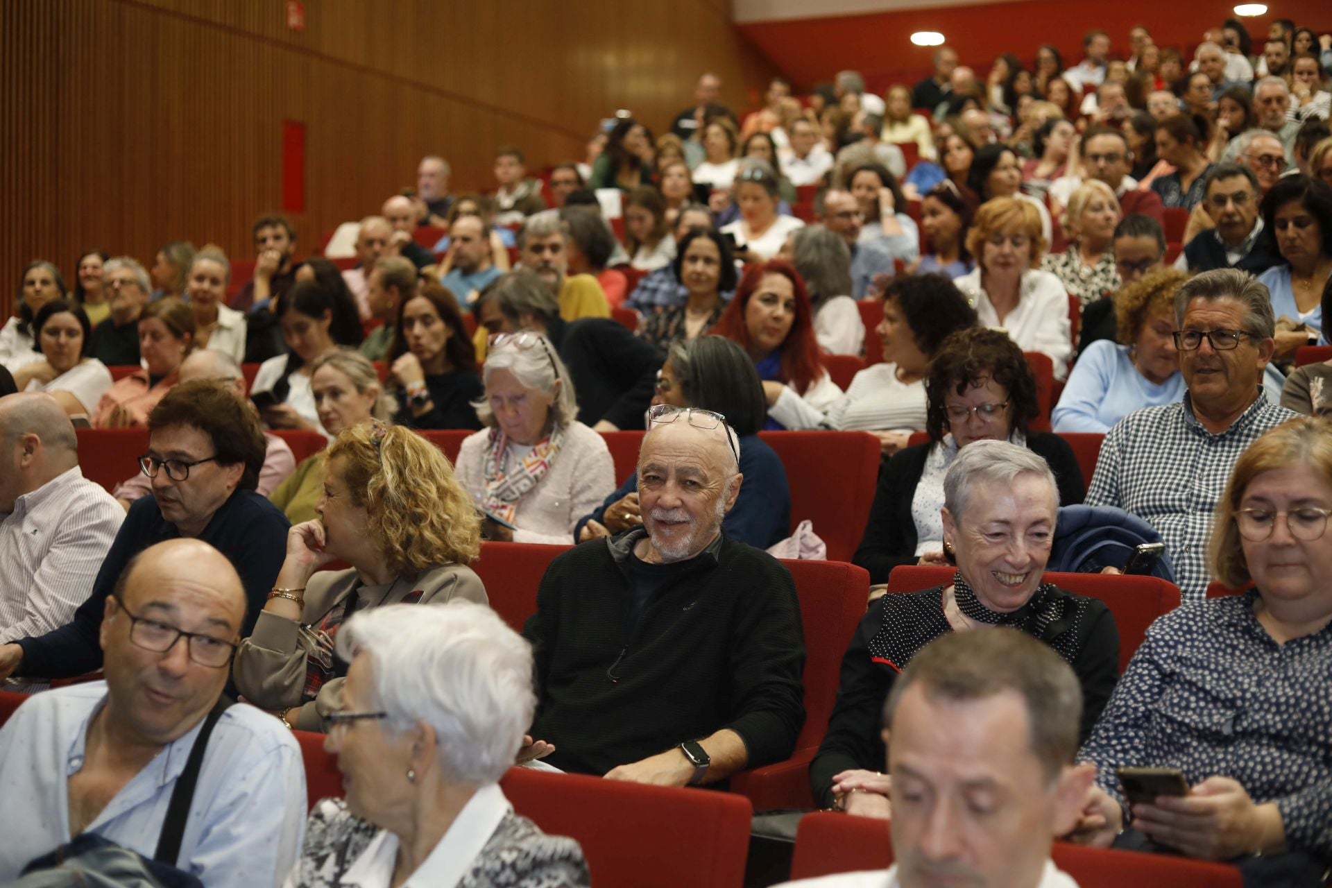 Encuentro con el público de Eduardo Mendoza en el Niemeyer