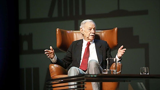 Encuentro con el público de Eduardo Mendoza en el Niemeyer