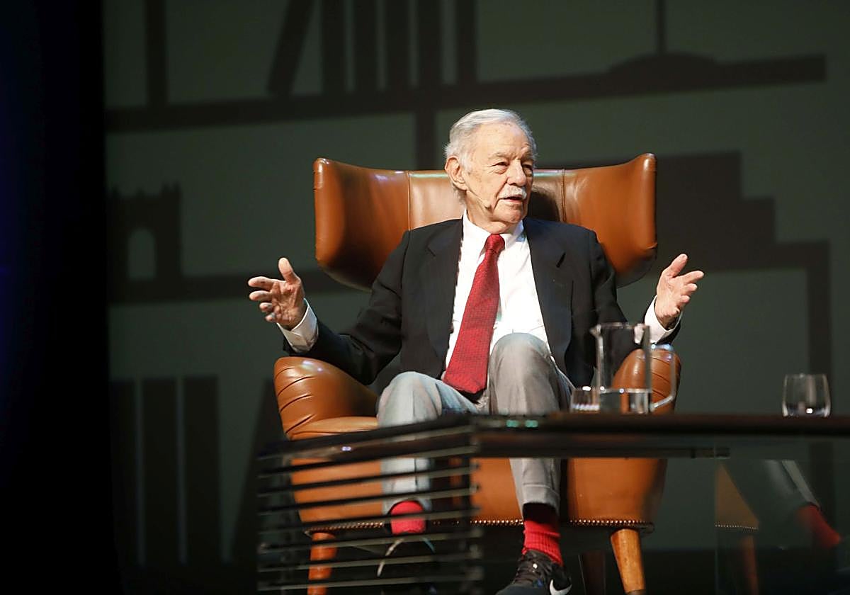 Encuentro con el público de Eduardo Mendoza en el Niemeyer