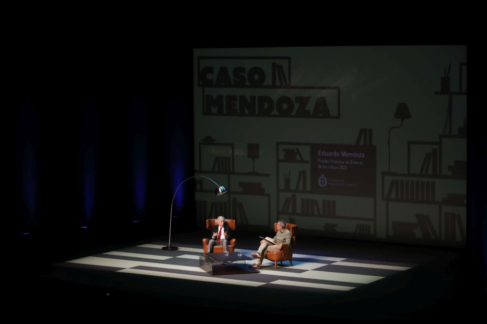 Encuentro con el público de Eduardo Mendoza en el Niemeyer