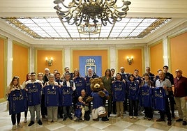 Los ganadores del concurso, con su camisetas del Real Oviedo en la mano en compañía de Garra y de la concejala Leticia González.