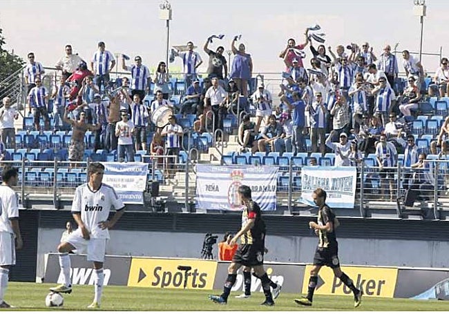 La afición del Real Avilés desplazada a Valdebebas el 16 de septiembre de 2012 celebra el gol de la victoria en una falta lanzada por Juan Díaz, en la imagen con Salva.