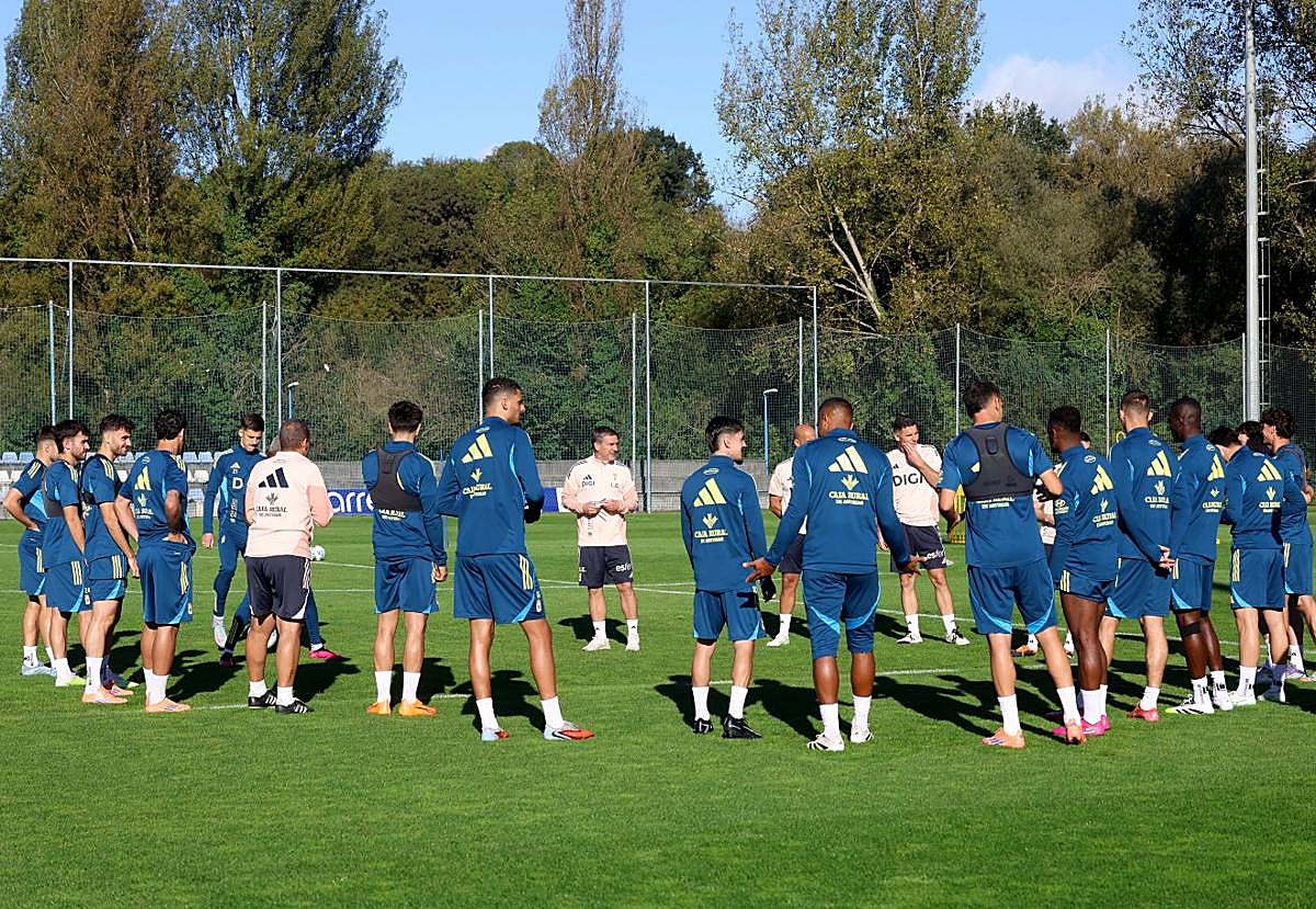 Luis Carrión y su cuerpo técnico se dirigen a los jugadores del Real Oviedo antes de iniciar uno de los entrenamientos del equipo en El Requexón.