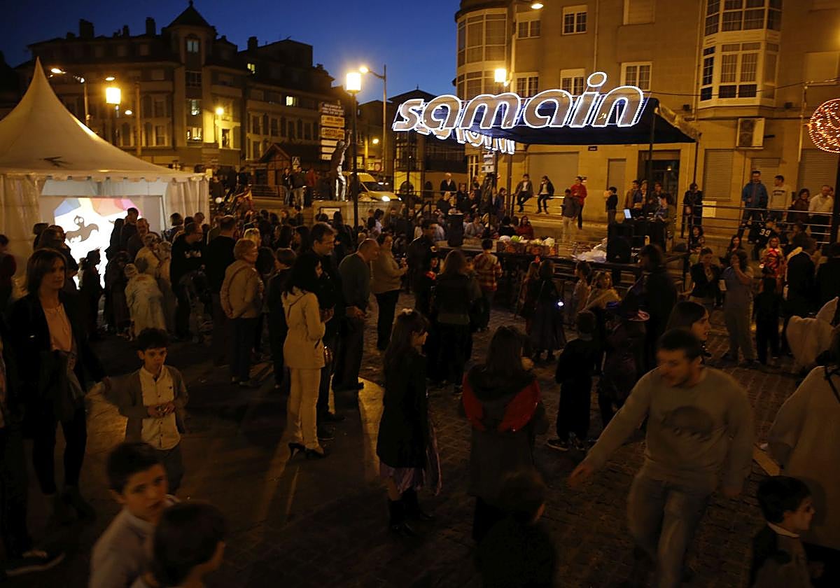 Celebración de Samaín en la plaza del Requejo de Mieres.