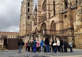 Los participantes del programa de Siero, ante la catedral de León.