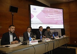 El moderador José Sicre Artalejo; Manuel Bloemers, del sindicato industriAll Europe; Philippe Meyran, CEO de ArcelorMittal Asturias; y el consejero Borja Sánchez.