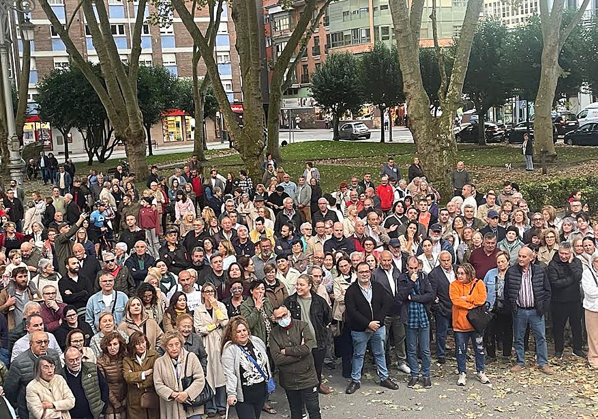 Los langreanos este jueves en la concentración del parque viejo contra los malos olores.