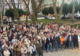 Los langreanos este jueves en la concentración del parque viejo contra los malos olores.