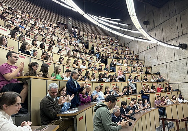 Estudiantes, profesores e investigadores asturianos, aplaudiendo a la científica estadounidense.