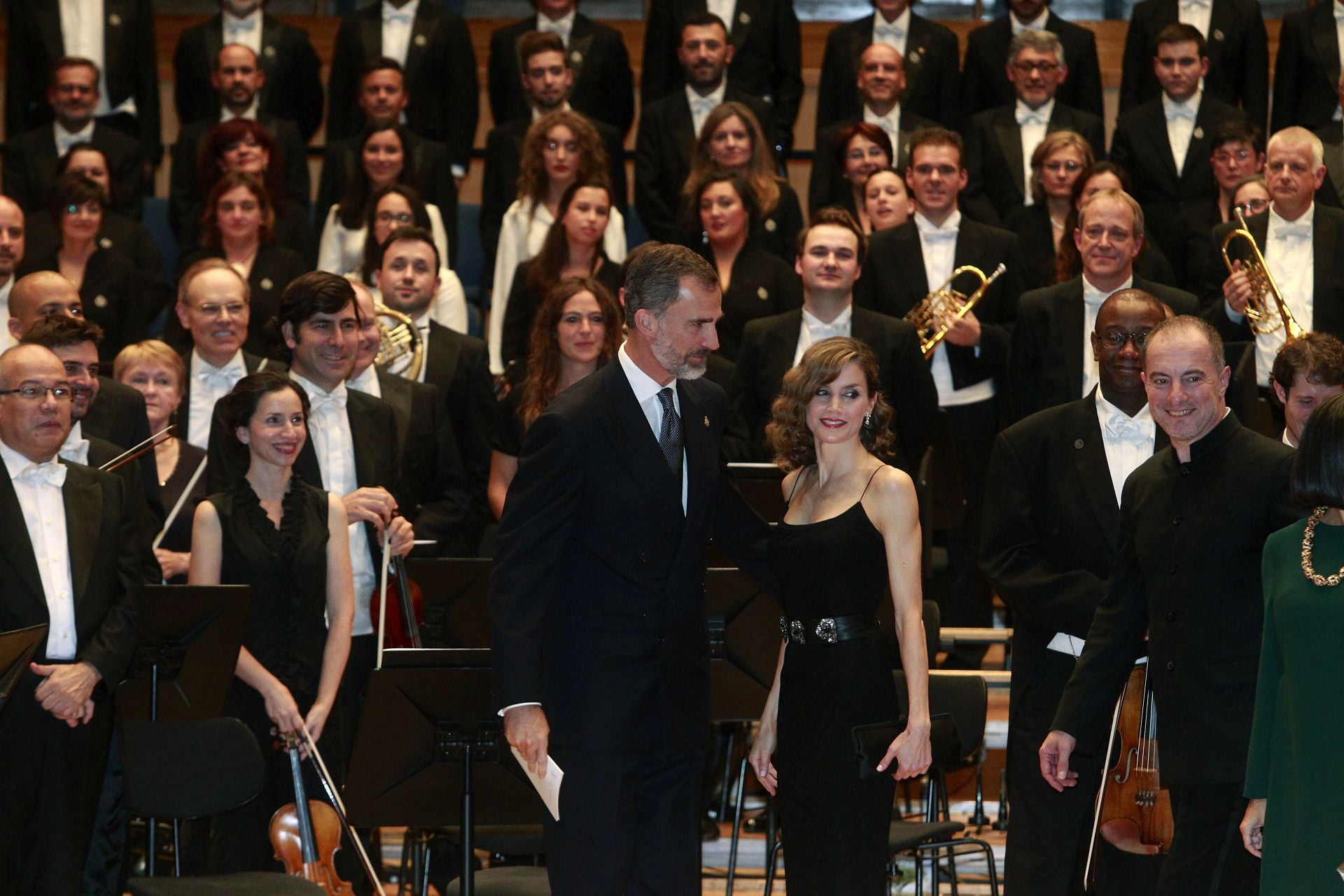 En 2016, doña Letizia epató con este 'slip dress' de Varela, un modelo midi de tirante espagueti que acompañó de un cinturón con motivos florales. En los pies, salones de Prada. Pero lo más llamativo fue, sin duda, su pelo rizado (que adornó con horquilla-joya) y su 'rouge' en los labios.