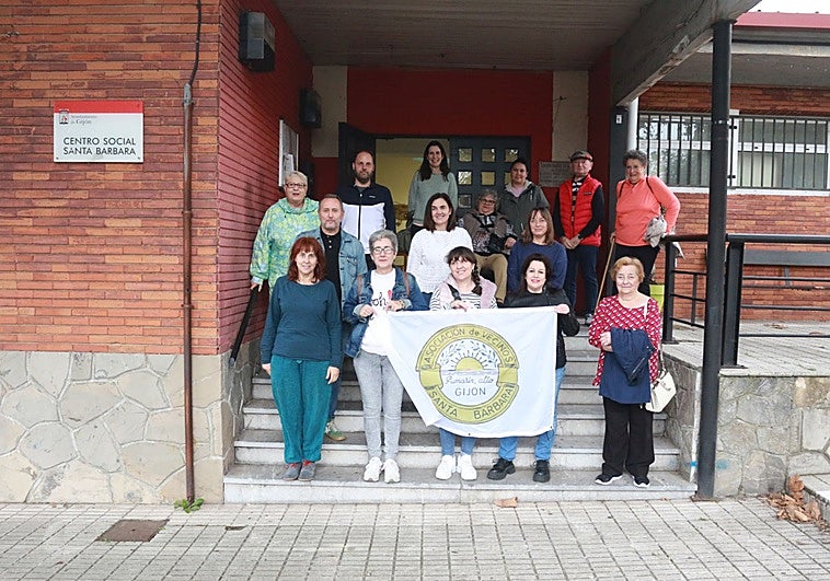 Parte de los 300 integrantes de la asociación vecinal Santa Bárbara posan delante del local.