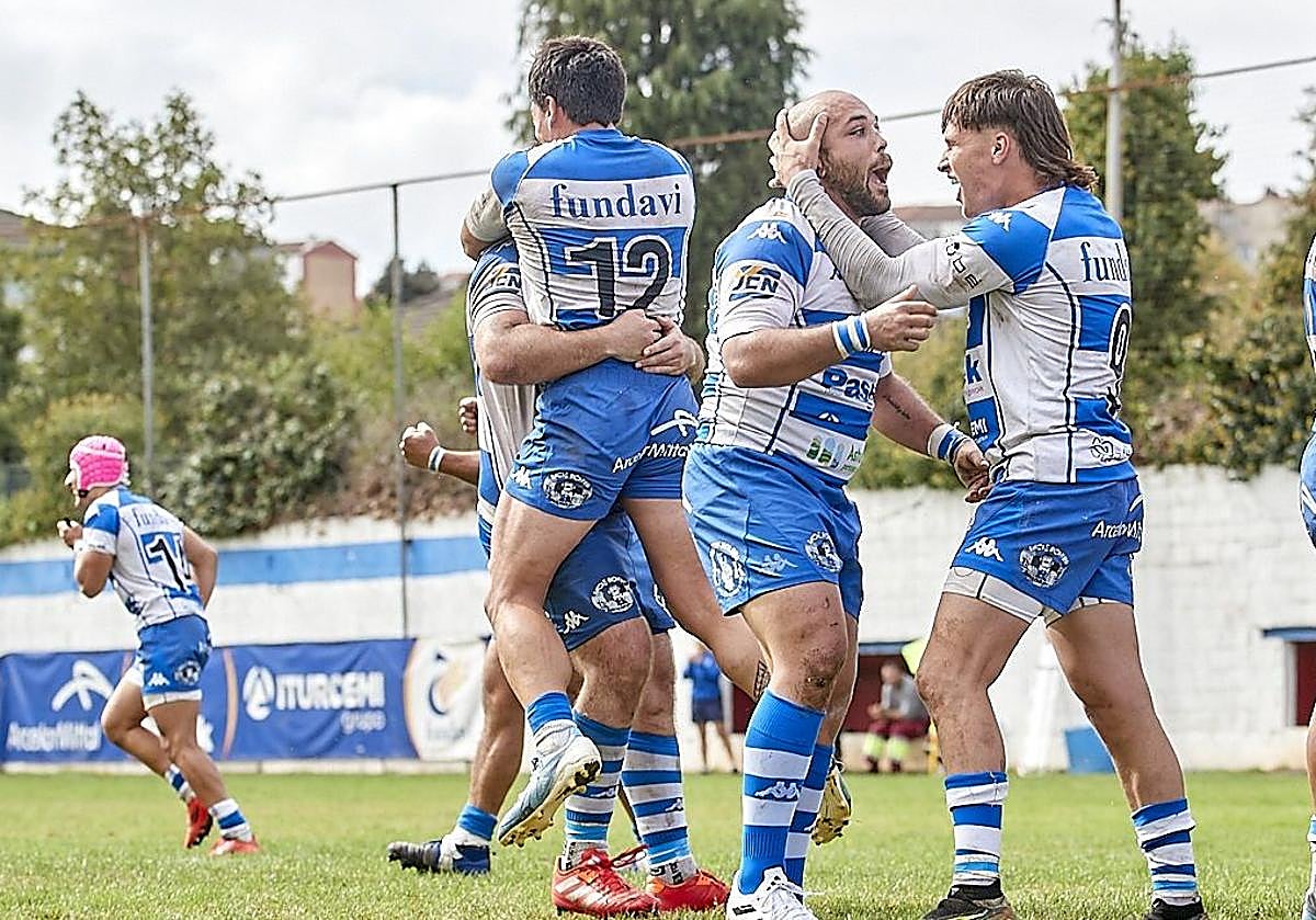 Los jugadores del Pasek Belenos celebran un ensayo en el último partido disputado en el Muro de Zaro.