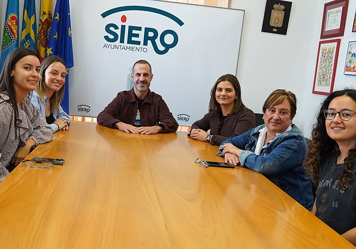 El alcalde de Siero y la concejala Ana Nosti con Nayara García, con Lucía García, Alba Gómez y Laura Díaz, de la directiva de la asociación.