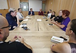 El concejal de Deportes del Ayuntamiento de Gijón, Jorge Pañeda (al fondo por la izquierda), con representantes de los clubes deportivos de la zona oeste.