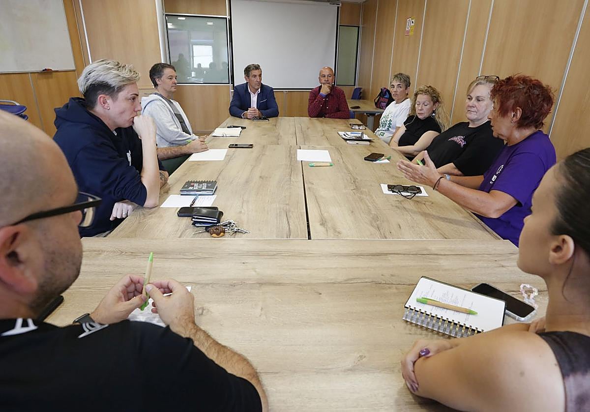 El concejal de Deportes del Ayuntamiento de Gijón, Jorge Pañeda (al fondo por la izquierda), con representantes de los clubes deportivos de la zona oeste.