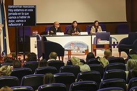 Miguel Rodríguez, gerente del área sanitaria, Rocío Allande, directora general de Cuidados del Principado, y la concejala de Ciudad Saludable, Ana Suárez Guerra, en la mesa inaugural de la jornada.