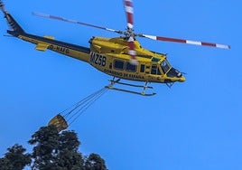 Uno de los dos helicóptero de la BRIF (Brigadas de Refuerzo en Incendios Forestales) de Tineo, deplazados este jueves por la mañana a Gijón para colaborar en las labores de extinción del incendio del Monteo Areo.