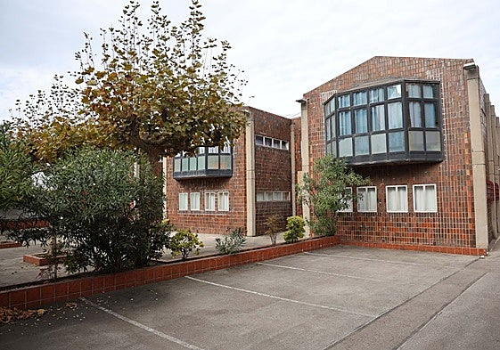 Imagen del Hogar de San José en la calle Mariano Pola, donde serán reubicados los hombres del Albergue Covadonga.