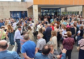 Concentración de los vecinos de Lugones el pasado miércoles, ante el centro de salud.