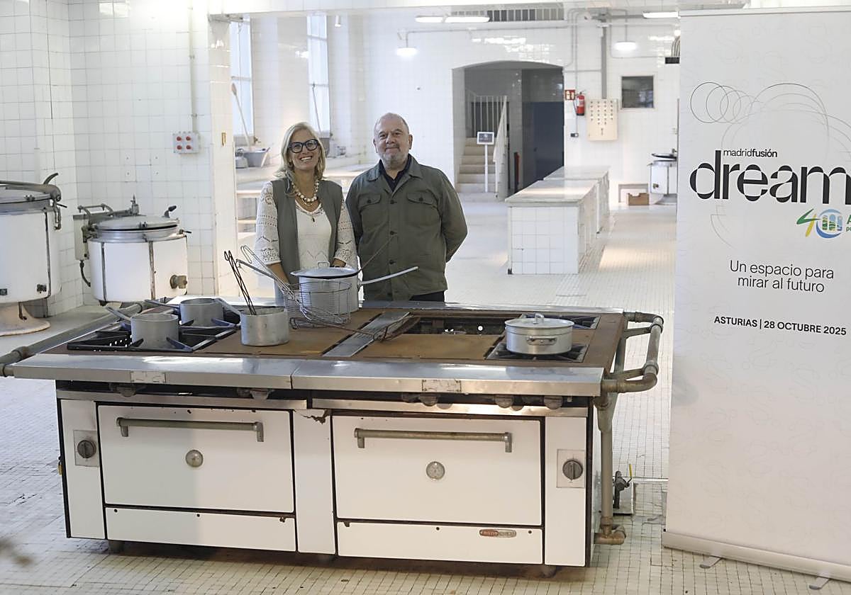 La viceconsejera de Turismo del Gobierno del Principado, Lara Martínez, y el director de Madrid Fusión, Benjamín Lana, en las cocinas de la Laboral, donde presentaron Dreams Asturias.