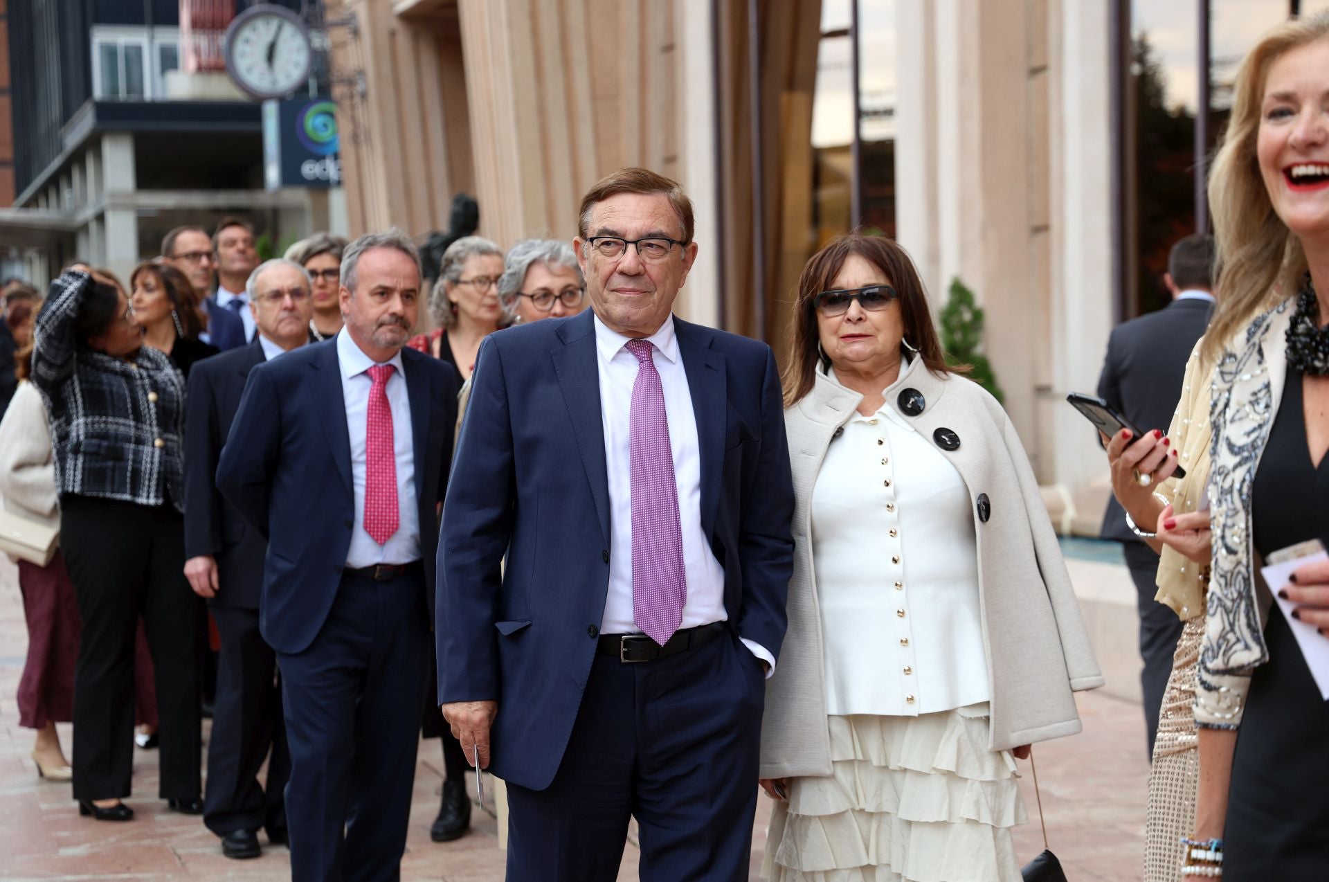 Vítores y aplausos en la llegada de la Familia Real al concierto previo de los Premios Princesa
