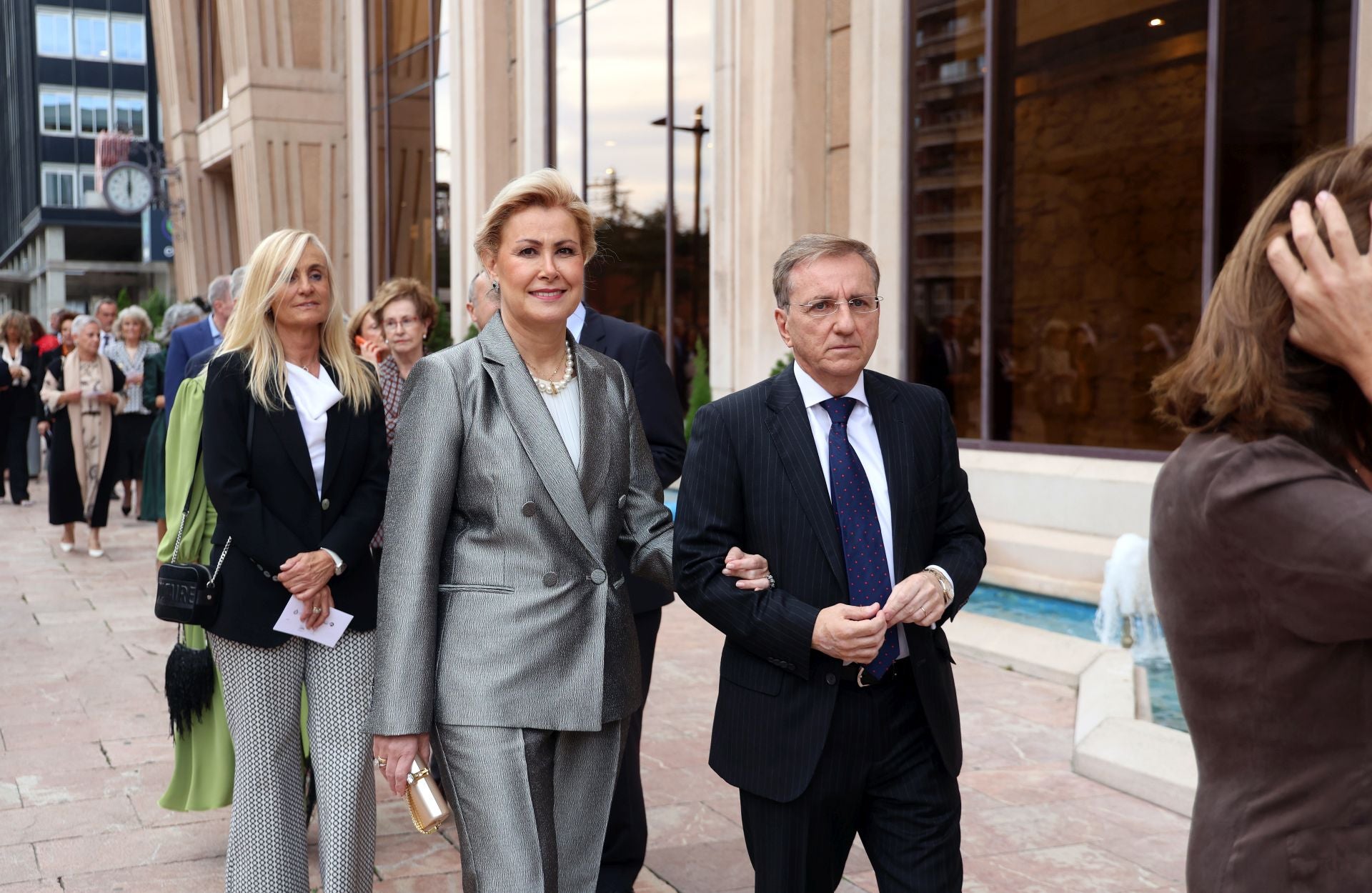 Vítores y aplausos en la llegada de la Familia Real al concierto previo de los Premios Princesa