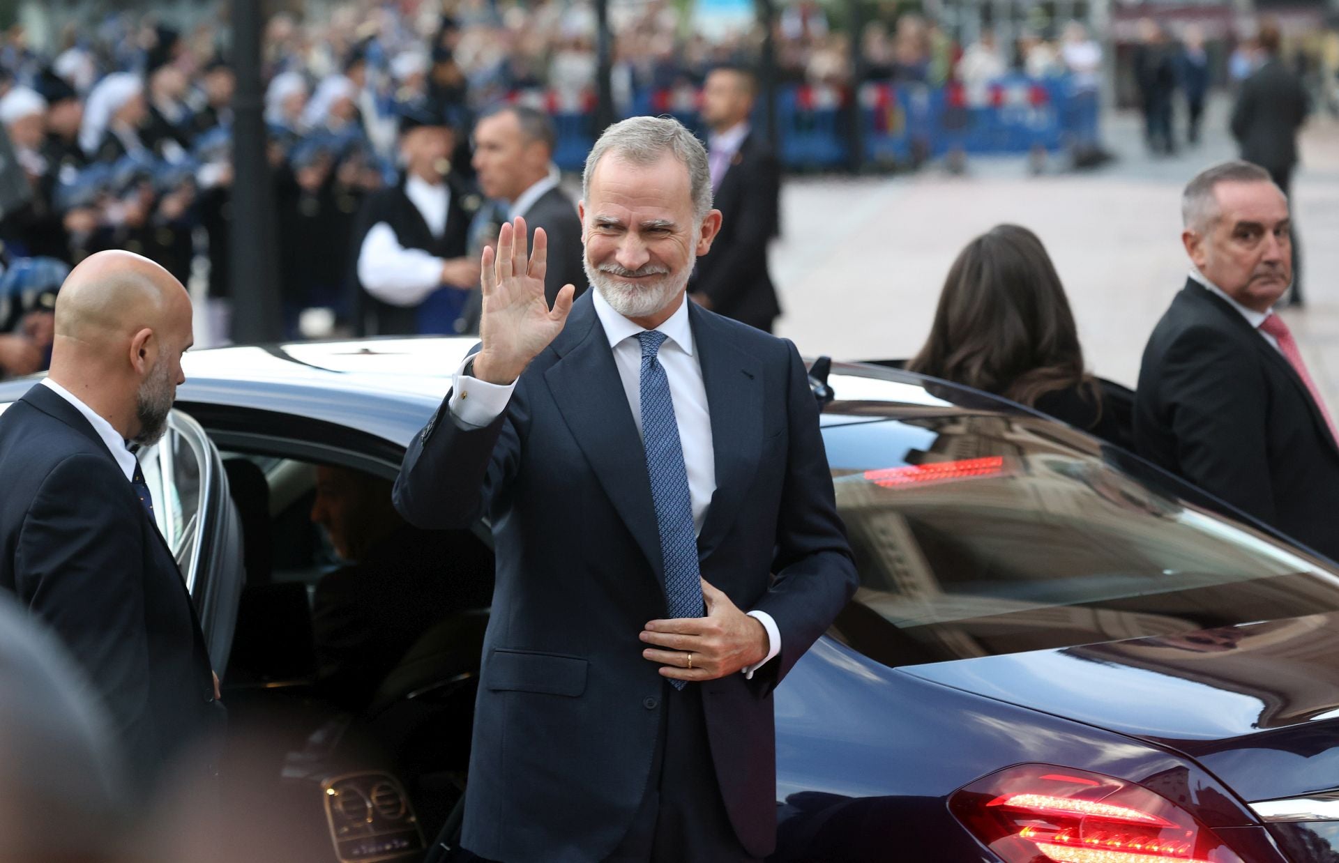 Vítores y aplausos en la llegada de la Familia Real al concierto previo de los Premios Princesa