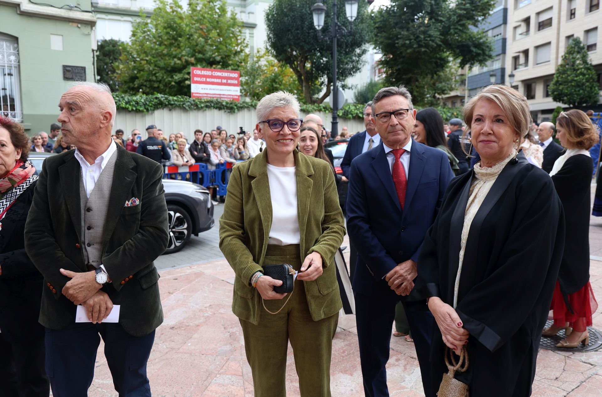 Vítores y aplausos en la llegada de la Familia Real al concierto previo de los Premios Princesa
