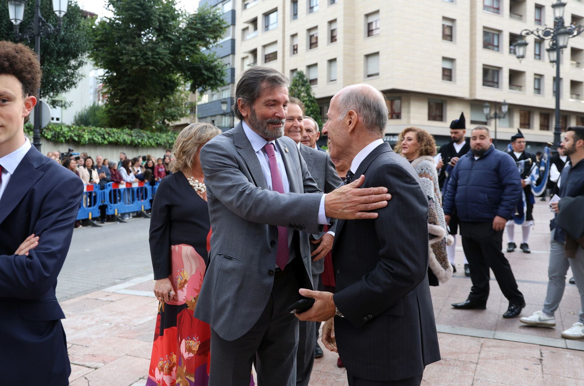 Vítores y aplausos en la llegada de la Familia Real al concierto previo de los Premios Princesa