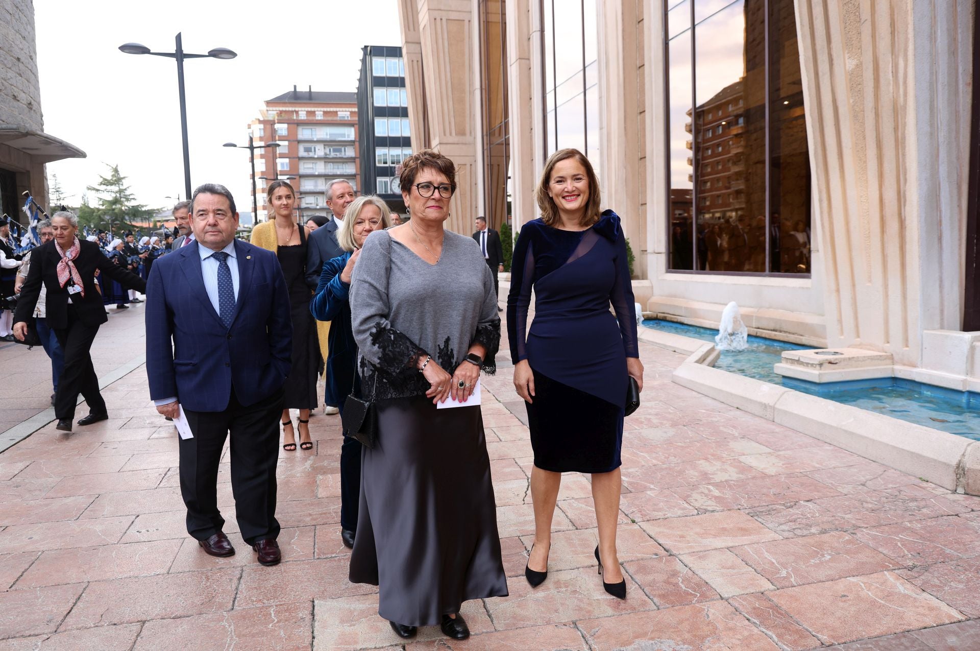 Vítores y aplausos en la llegada de la Familia Real al concierto previo de los Premios Princesa