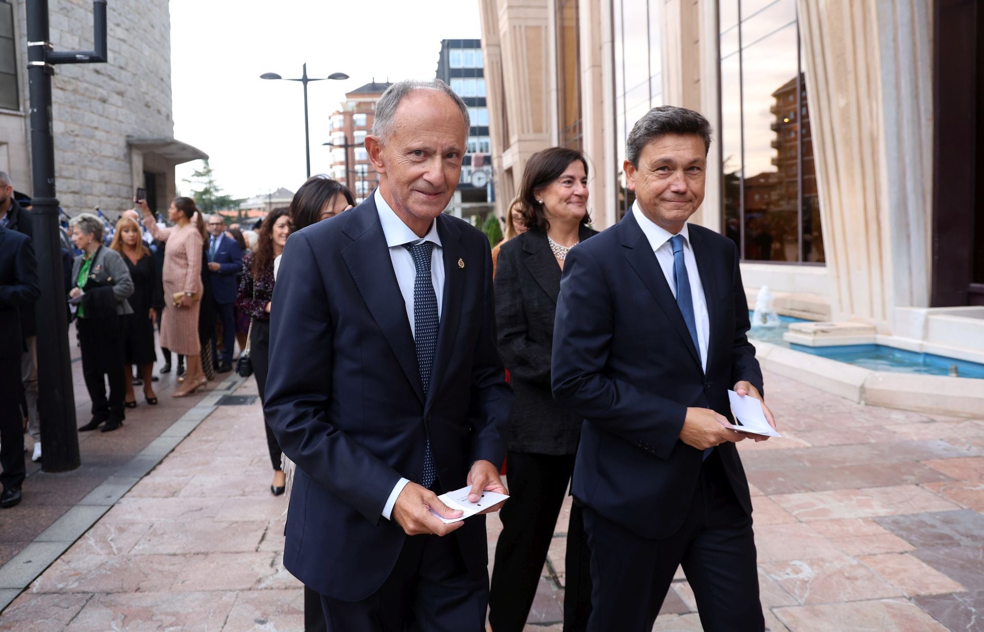 Vítores y aplausos en la llegada de la Familia Real al concierto previo de los Premios Princesa
