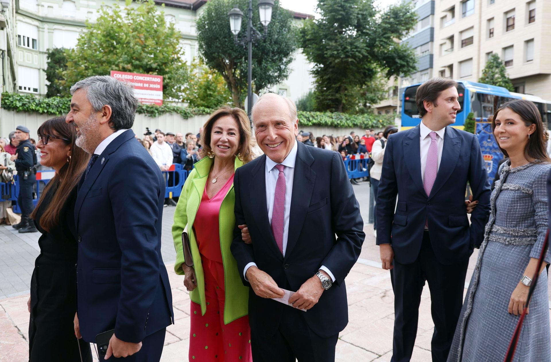Vítores y aplausos en la llegada de la Familia Real al concierto previo de los Premios Princesa