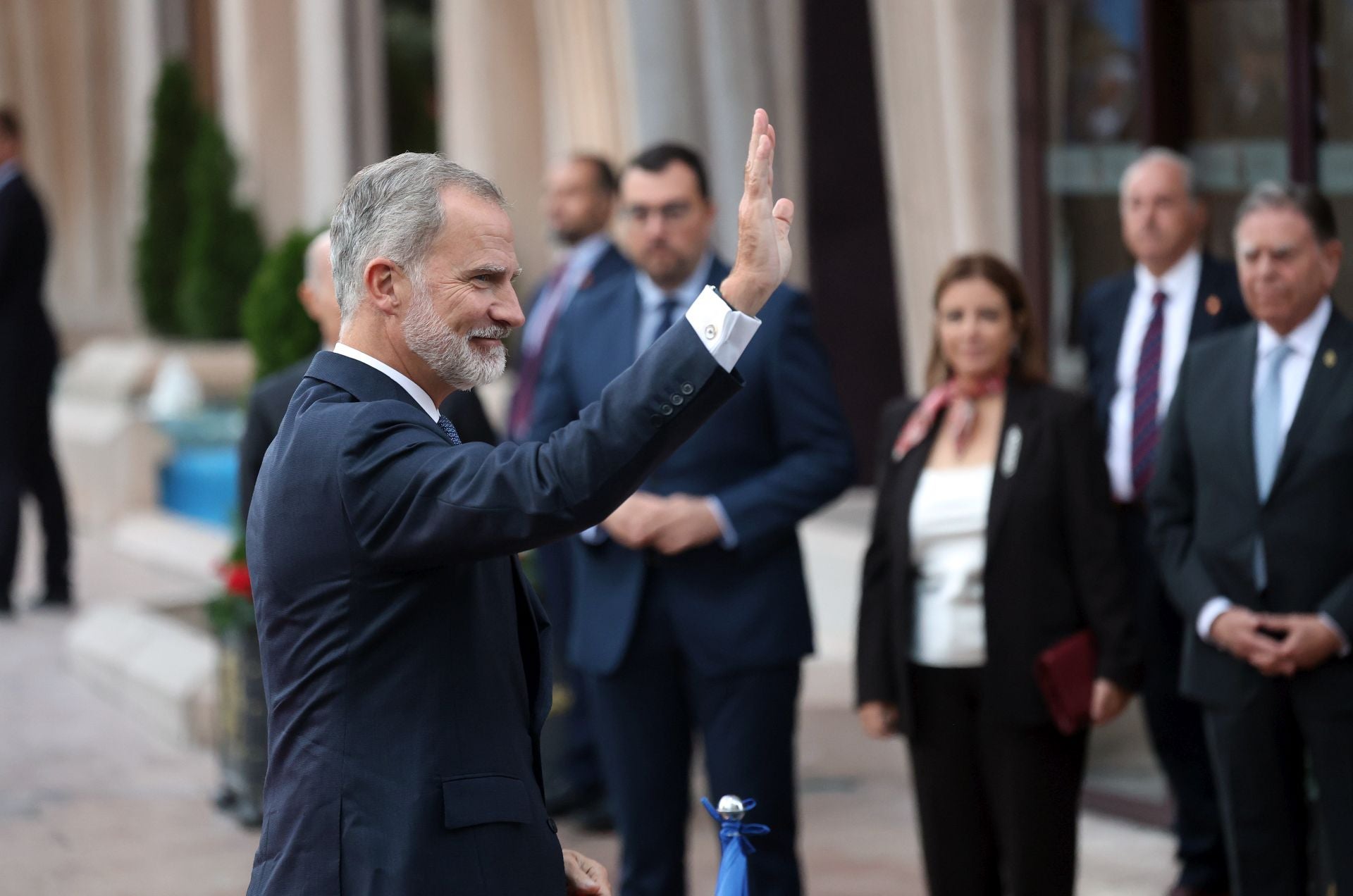 Vítores y aplausos en la llegada de la Familia Real al concierto previo de los Premios Princesa