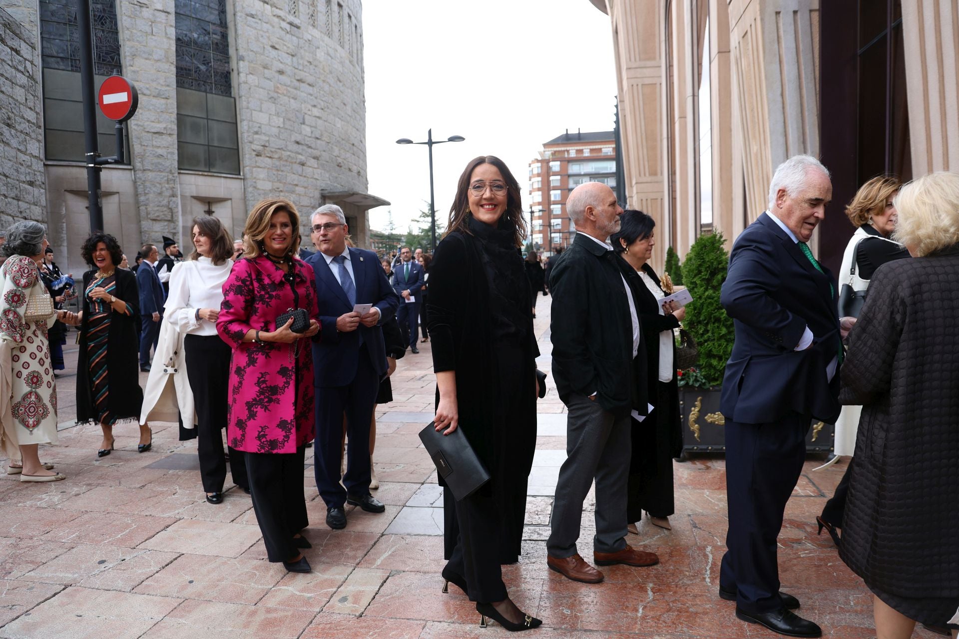 Vítores y aplausos en la llegada de la Familia Real al concierto previo de los Premios Princesa