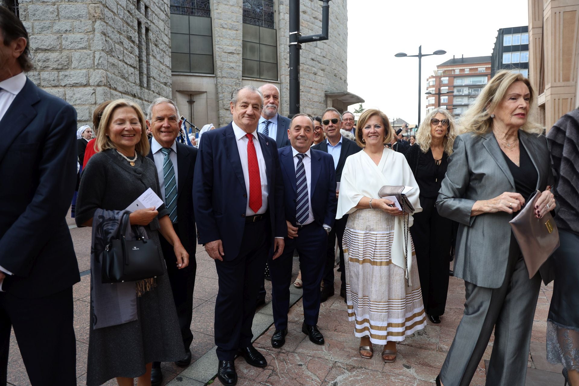 Vítores y aplausos en la llegada de la Familia Real al concierto previo de los Premios Princesa